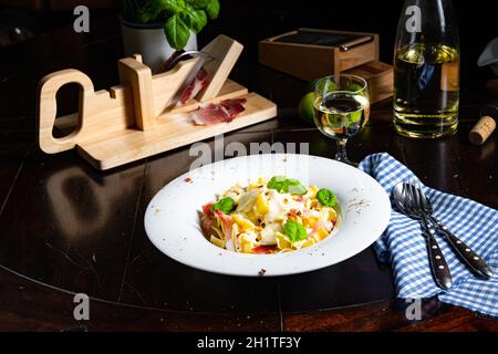 Tagliatelle avec sauce masarpone gorgonzola et jambon. Banque D'Images