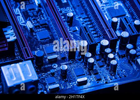 Détail de l'emplacement PCIe n une carte mère d'un pc de jeu dans une lumière bleue Banque D'Images