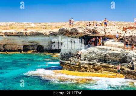 AYIA NAPA, CHYPRE - 08 août 2018 : foule de personnes dans les grottes marines Banque D'Images