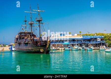 AYIA NAPA, CHYPRE - 08 août 2018 : bateau de tourisme « pirate » dans le port d'Ayia Napa Banque D'Images