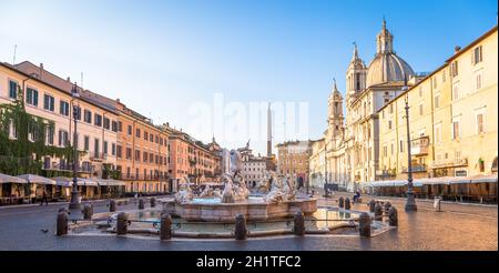 ROME, ITALIE - VERS AOÛT 2020 : lever de soleil sur les bâtiments de la Piazza Navona (place Navona) Banque D'Images