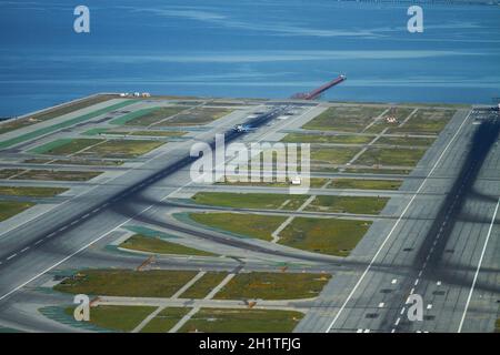 Antenne d'avion se touchant sur la piste, l'aéroport international de San Francisco, et la baie de San Francisco, San Francisco, Californie, États-Unis. Banque D'Images