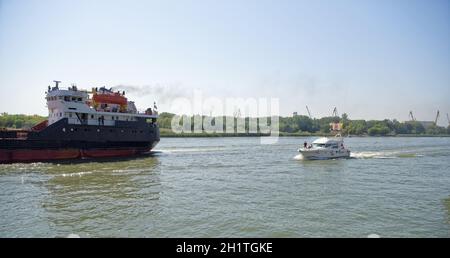 Rostov-sur-le-Don, Russie - septembre 16,2017 : Yacht avec passagers à bord et bateau navigue le long de la rivière Don Banque D'Images