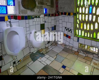 Paysage dans les toilettes Hundertwasser à Kawakawa en Nouvelle-Zélande Banque D'Images