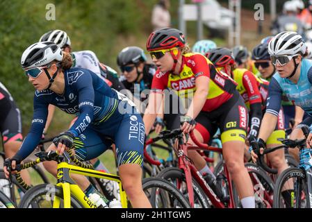 Le groupe de cyclistes féminins peloton se trouve à l'étape quatre de la course de vélo du circuit féminin AJ Bell.Veronica Ewers de TIBCO Banque D'Images