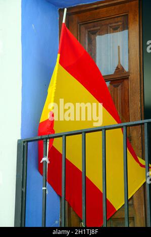 Drapeau espagnol sur balcon, Pueblo Blanco, Benahavis, Costa del sol, province de Malaga, Andalousie, Espagne, Europe. Banque D'Images