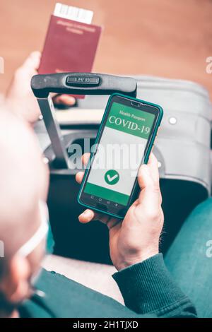 Personne vaccinée utilisant l'application de passeport numérique de santé dans le téléphone mobile pour voyager pendant la pandémie de covid-19 Banque D'Images