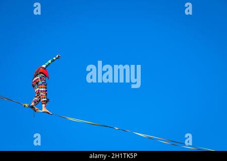 LANZO, ITALIE - VERS OCTOBRE 2020: Athlète de slackline pendant sa performance. Concentration, équilibre et aventure dans ce sport dynamique. Banque D'Images