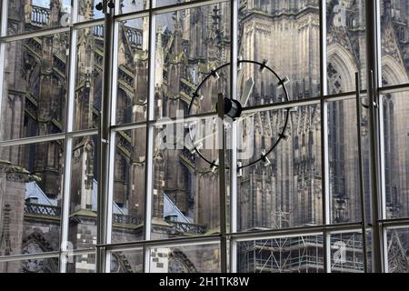 Der Kölner Dom durch die Fenster des Hauptbahnhofes gesehen - Cathédrale de Cologne vue par les fenêtres de la gare principale Banque D'Images