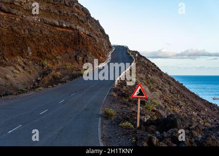 Route vide avec risque de glissement de terrain dans un paysage volcanique dans l'île de la Palma, une des îles Canaries, dans le Cumbre Vieja volca Banque D'Images