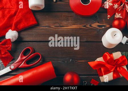 Préparatifs de Noël. Cadeau d'emballage avec papier et ruban Banque D'Images