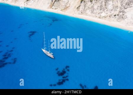 Lefkada, Grèce. Plage d'Egremni blanche isolée avec yacht de luxe solitaire sur la baie turquoise sur la mer Ionienne Banque D'Images