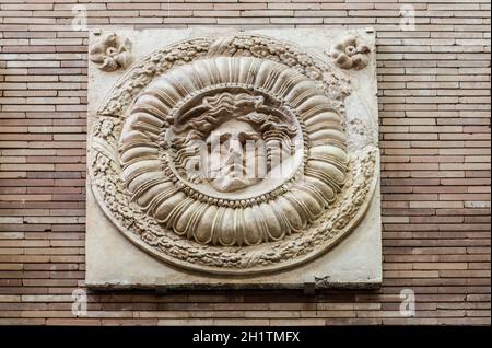 Merida, Espagne - 20 décembre 2017 : médaillon de Medusa du Forum provincial romain de Merida. Vestiges du portique du site monumental. Musée national Banque D'Images