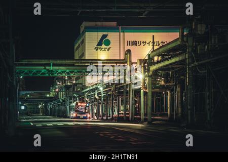 Vue nocturne de l'usine de la région de Keihin. Lieu de tournage : ville de Kawasaki, préfecture de Kanagawa Banque D'Images