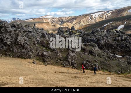 Landmannalaugar, Islande - 30 juillet 2017 : randonneurs dans les montagnes volcaniques de Landmannalaugar, dans la réserve naturelle de Fjallabak. Islande Banque D'Images