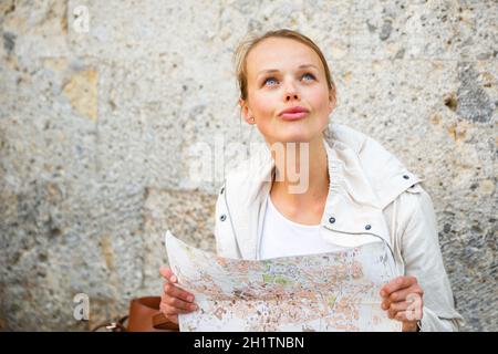 Femme avec une carte touristique découverte d'une ville étrangère (shallow DOF ; couleur tonique libre) Banque D'Images