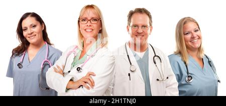 Ensemble de souriants hommes et femmes médecins ou infirmières isolés sur un fond blanc. Banque D'Images