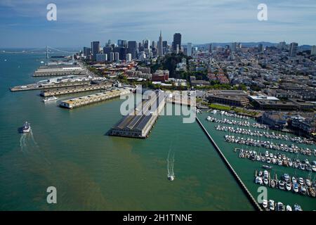 Bâtiment du terminal de croisière Pier 35, marina Pier 39 et centre-ville, front de mer de San Francisco, Californie,Etats-Unis - antenne. Banque D'Images