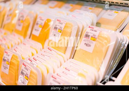 POZNAN, POL - APR 28, 2021: Fromage mis en vente dans le département laitier d'un supermarché Banque D'Images