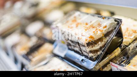 POZNAN, POL - APR 28, 2021: Produits de confiserie mis en vente dans un supermarché Banque D'Images