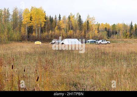 Vue sur un camp de chasseurs de loin. Banque D'Images