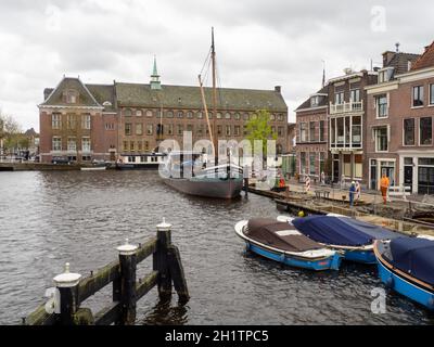 École professionnelle pour filles – R. K. VakSchool (NiverheidsSchool) – à Galgewater vu de Blauwpoortsbridge – Leiden.Le bâtiment a été érigé en 192 Banque D'Images