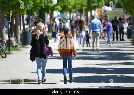 Viele Menschen auf der Esplanade à Gmunden am Muttertag BEI Sonnenschein, Österreich, Europa - beaucoup de personnes sur l'esplanade à Gmunden sur Mother's. Banque D'Images