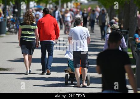 Viele Menschen auf der Esplanade à Gmunden am Muttertag BEI Sonnenschein, Österreich, Europa - beaucoup de personnes sur l'esplanade à Gmunden sur Mother's. Banque D'Images