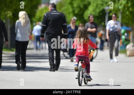 Viele Menschen auf der Esplanade à Gmunden am Muttertag BEI Sonnenschein, Österreich, Europa - beaucoup de personnes sur l'esplanade à Gmunden sur Mother's. Banque D'Images