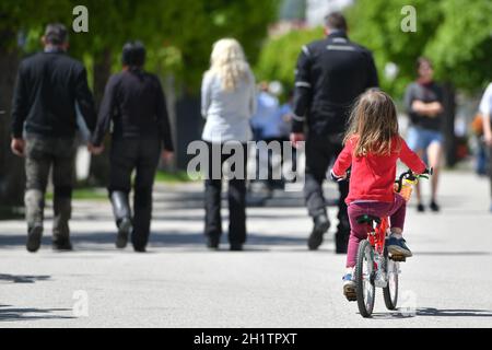 Viele Menschen auf der Esplanade à Gmunden am Muttertag BEI Sonnenschein, Österreich, Europa - beaucoup de personnes sur l'esplanade à Gmunden sur Mother's. Banque D'Images