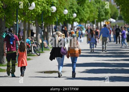 Viele Menschen auf der Esplanade à Gmunden am Muttertag BEI Sonnenschein, Österreich, Europa - beaucoup de personnes sur l'esplanade à Gmunden sur Mother's. Banque D'Images