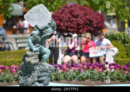 Viele Menschen auf der Esplanade à Gmunden am Muttertag BEI Sonnenschein, Österreich, Europa - beaucoup de personnes sur l'esplanade à Gmunden sur Mother's. Banque D'Images