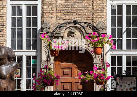 Gdansk, Pologne - 6 septembre 2020 : entrée au pub et café Old Gdansk à Piwna Street Banque D'Images