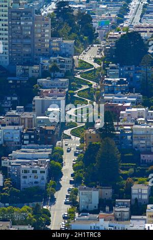 Lombard Street (considérée comme la rue la plus tortueuse du monde), quartier de Russian Hill, San Francisco, Californie, USA - aérien Banque D'Images