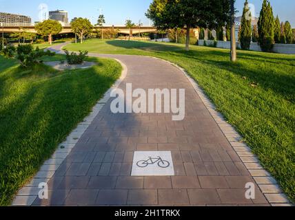 Panneau routier sur le cycway, bikeway pour les cyclistes uniquement.Piste cyclable dans les jardins de la rivière Turia Valence Espagne Banque D'Images