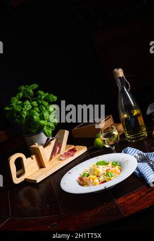 Tagliatelle avec sauce masarpone gorgonzola et jambon. Banque D'Images