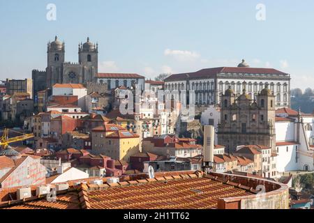 Vue depuis Lookout point Miradouro da Vitoria jusqu'à la cathédrale de Porto – Sé do Porto –, le palais de l'archevêque – Palacio Episcopal – et l'église Saint-Lawrenc Banque D'Images