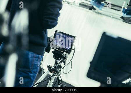 Le caméraman est un homme d'appareil-photo de film dans un studio de télévision Banque D'Images