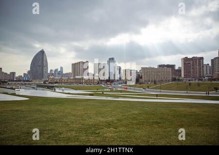 BAKOU, AZERBAÏDJAN - 22.02.2021: Parc du Centre Heydar Aliyev à Bakou. Bâtiments de grande hauteur. Vue sur le centre de Bakou . Panorama de Bakou, la capitale o Banque D'Images