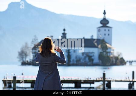 Sonnenanbeterinnen im Herbst/Winter vor dem Schloss Ort am Traunsee, Österreich, Europa - Sun worshipers en automne / hiver devant Schloss Ort am Banque D'Images