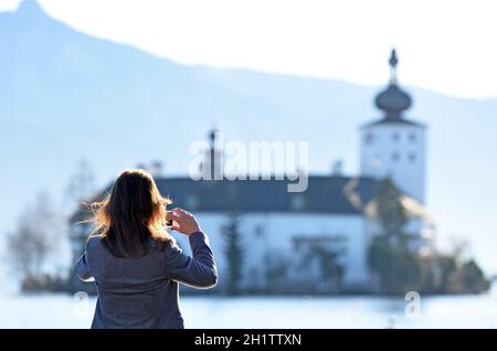 Sonnenanbeterinnen im Herbst/Winter vor dem Schloss Ort am Traunsee, Österreich, Europa - Sun worshipers en automne / hiver devant Schloss Ort am Banque D'Images