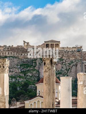 Vue extérieure des ruines de la bibliothèque de l'empereur adrian et de l'acropole, athènes, grèce Banque D'Images