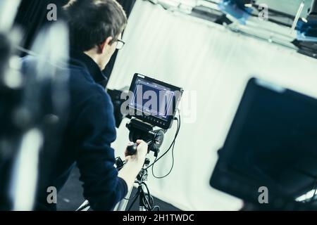 Le caméraman est un homme d'appareil-photo de film dans un studio de télévision Banque D'Images