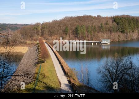 DHUNN, ALLEMAGNE - 6 MARS 2021 : image panoramique du réservoir d'eau de Dhunn le 6 mars 2021 à Bergisches Land, Allemagne Banque D'Images