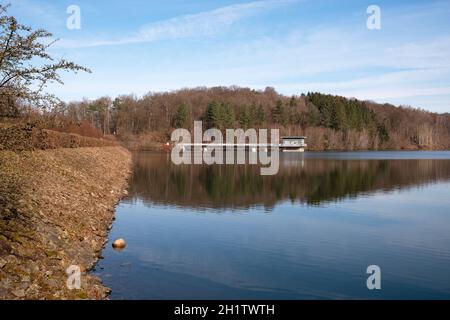 DHUNN, ALLEMAGNE - 6 MARS 2021 : image panoramique du réservoir d'eau de Dhunn le 6 mars 2021 à Bergisches Land, Allemagne Banque D'Images