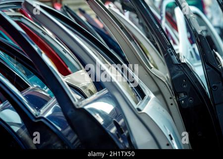 portes de voiture de différentes couleurs dans un jardin de voitures. Banque D'Images