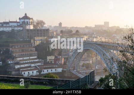 Vue du nord au pont Dom Luis I - Ponte Dom Luis I - et Monastère de Serra do Pilar - Mosteiro da Serra do Pilar - Porto Banque D'Images