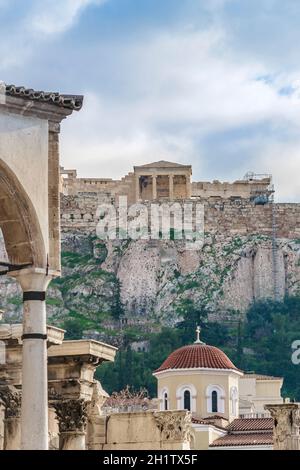 Vue extérieure des ruines de la bibliothèque de l'empereur adrian et de l'acropole, athènes, grèce Banque D'Images