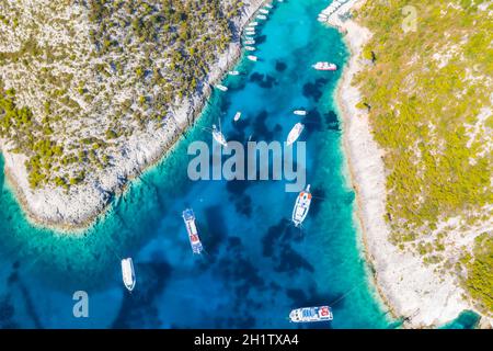 Vue aérienne de Porto Vromi avec de nombreux bateaux de pêche et de plaisance touristiques dans la baie bleue. Zakynthos - île de Zante, Grèce Banque D'Images