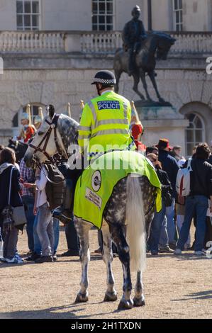 LONDRES, Royaume-Uni - VERS avril 2011 : officier de police monté à Horse Guard Parade. Banque D'Images